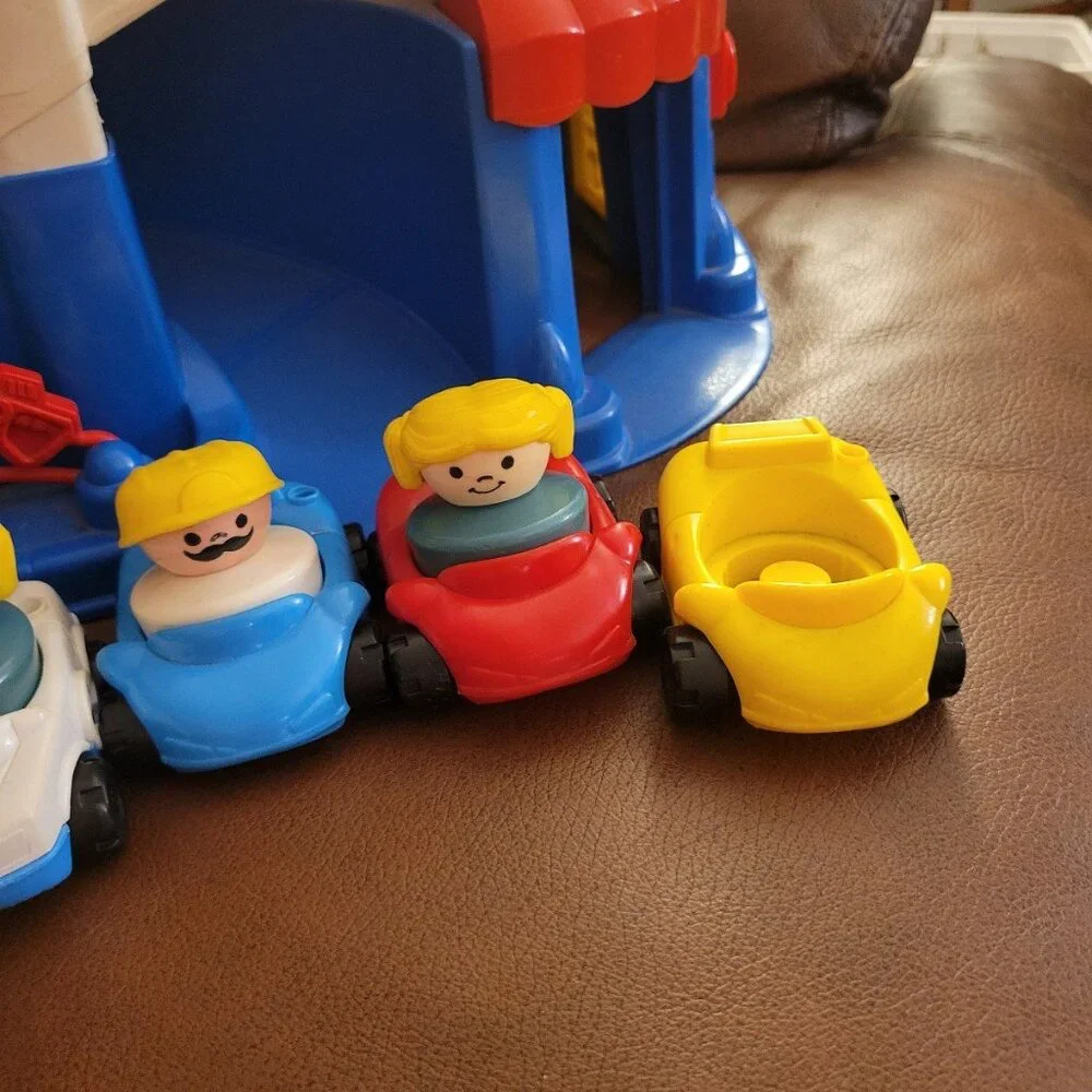 Vintage Fisher Price 1995 Little People Parking Garage with Elevator, cars ppl - Picture 4 of 12